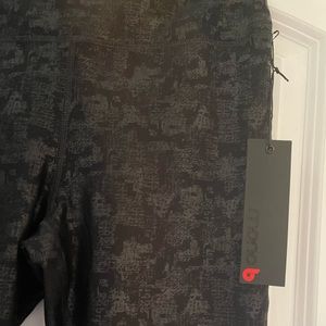 Brand new with tags Mono B leggings black foil size Large!